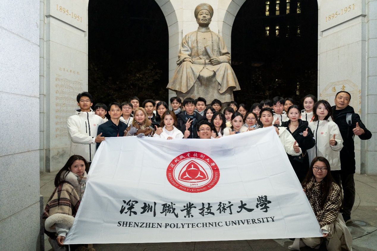 圖片包含 建筑, 男人, 女人, 人們描述已自動生成