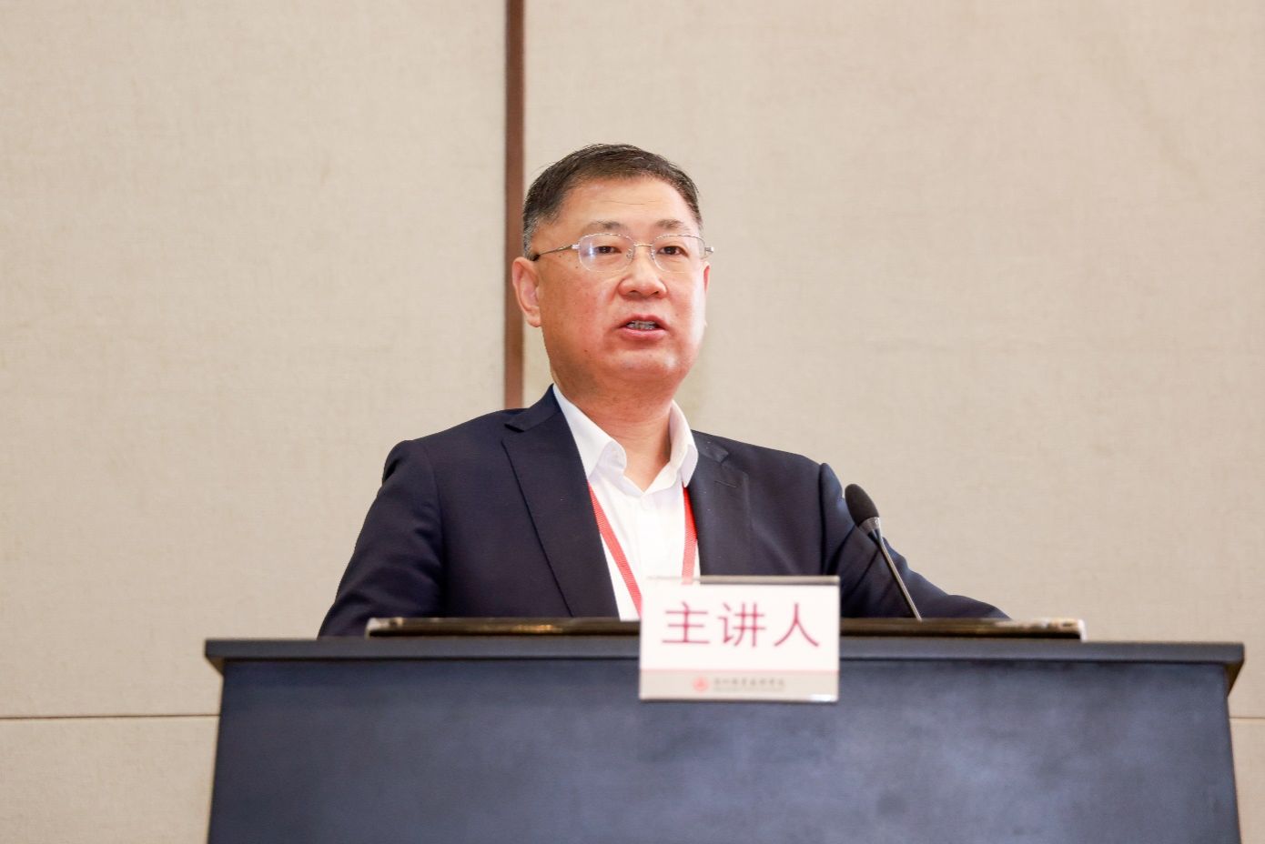 電腦前的男人描述已自動生成