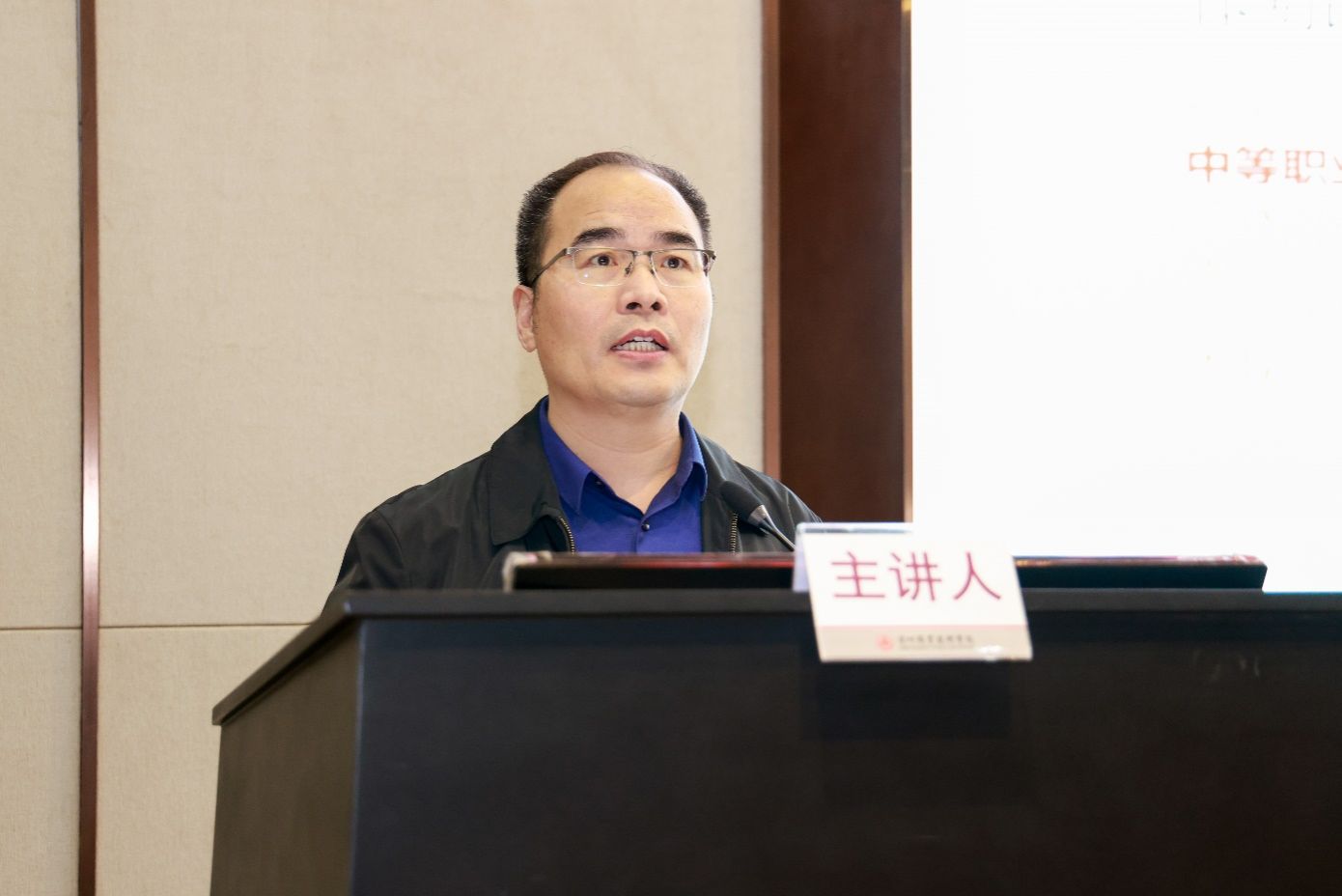 電腦前的人中度可信度描述已自動生成