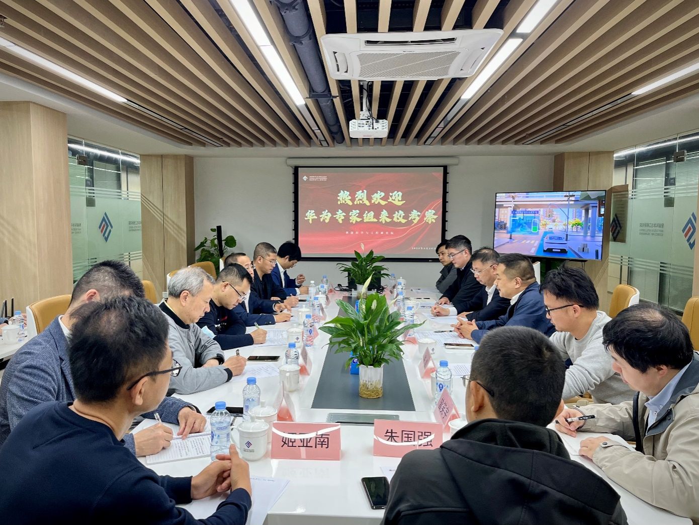 會議室里的人們描述已自動生成